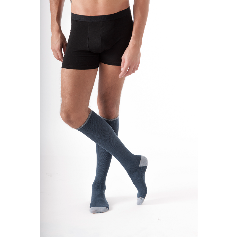 Chaussettes de contention de la gamme Urban Colors de Sigvaris. Coloris bleu/gris Chaussettes de contention de la gamme Urban Colors de Sigvaris. Coloris bleu/gris