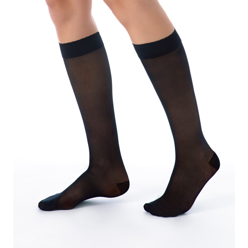 Chaussettes de contention de la gamme Divin Eclat de Sigvaris. Coloris Noir Chaussettes de contention de la gamme Divin Eclat de Sigvaris. Coloris Noir