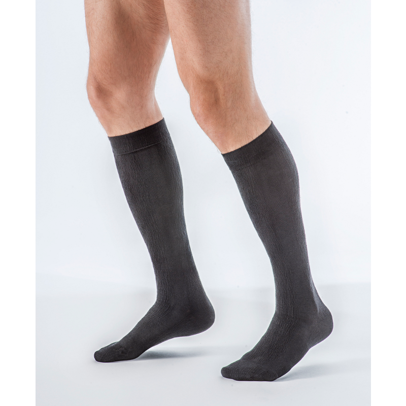 Chaussettes de contention de la gamme Bambou pour hommes de Sigvaris. Coloris Noir Chaussettes de contention de la gamme Bambou pour hommes de Sigvaris. Coloris Noir