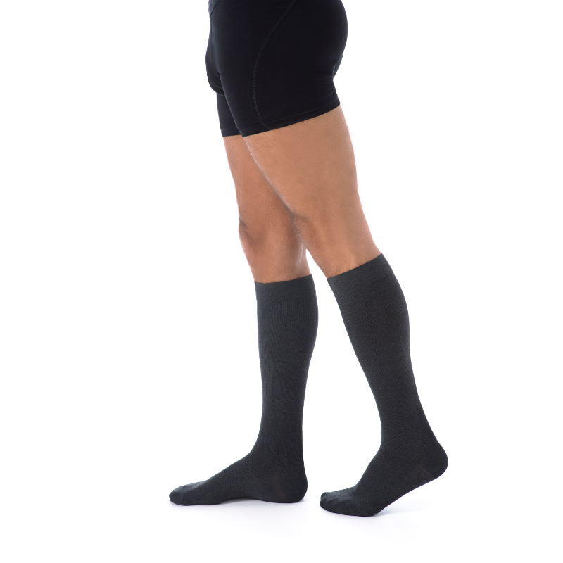 Chaussettes de contention de la gamme Instinct Coton de Sigvaris. Coloris Gris foncé Chaussettes de contention de la gamme Instinct Coton de Sigvaris. Coloris Gris foncé